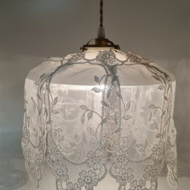 suspension en opaline avec broderie