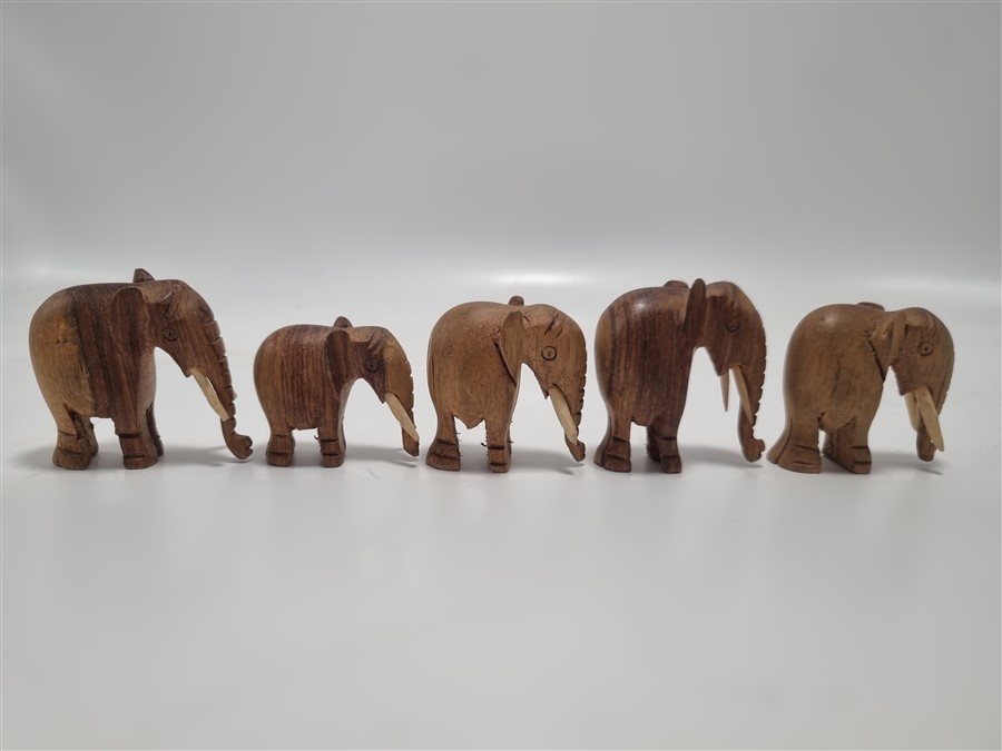 Ensemble de petits elephants en bois