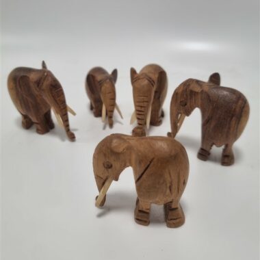 Ensemble de petits elephants en bois