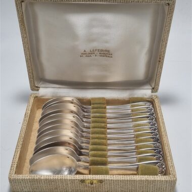 Coffret d'anciennes petites cuilleres