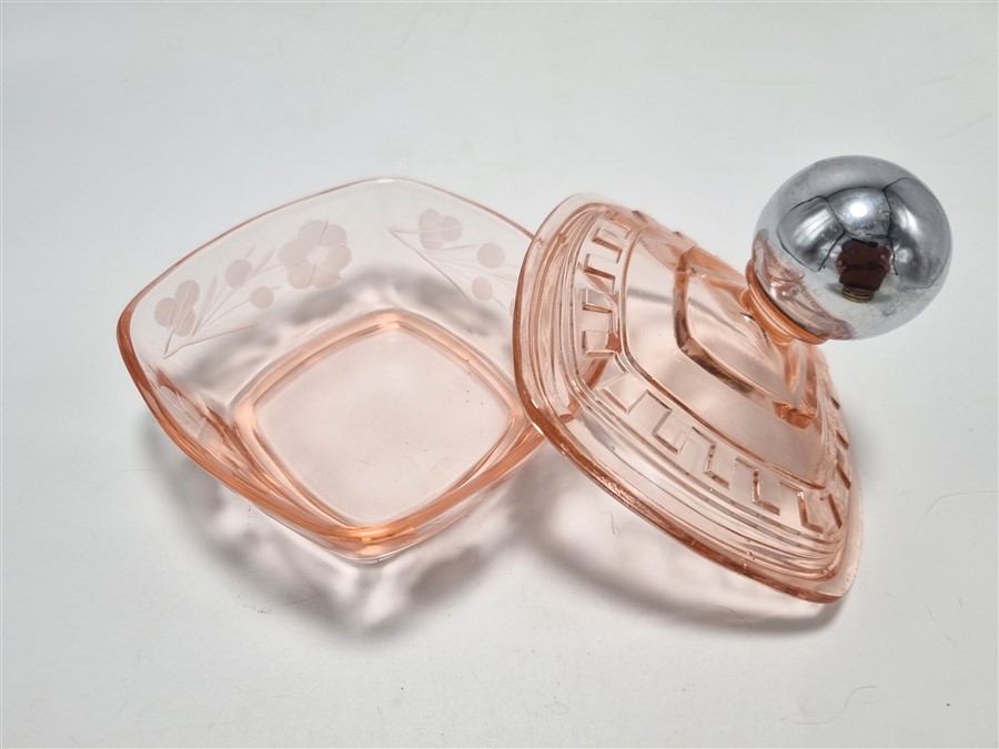 Boîte vintage en verre rose