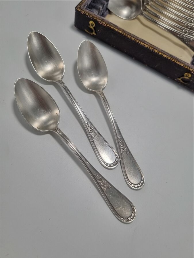coffret d anciennes petites cuilleres