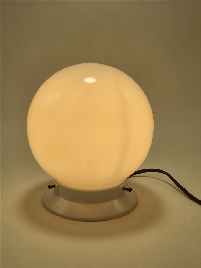Petit luminaire globe opaline