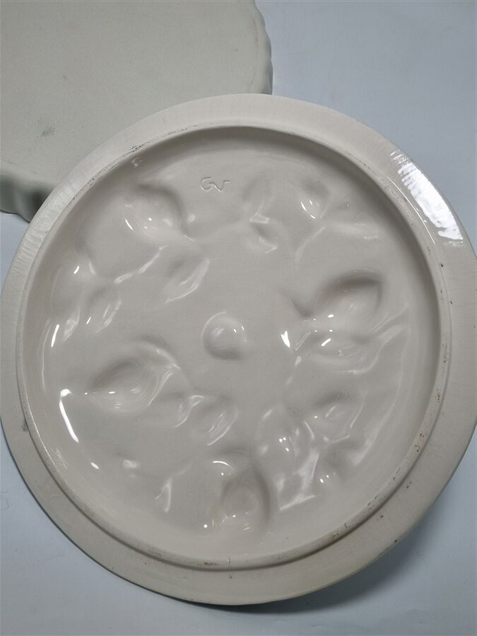 Plat à couvercle vintage en barbotine