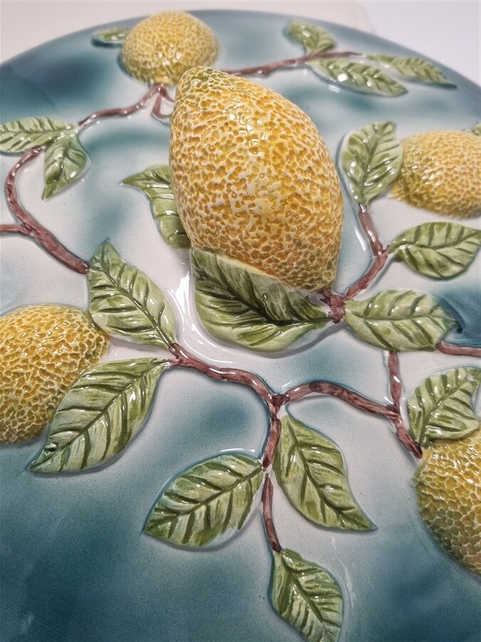 Plat à couvercle vintage en barbotine