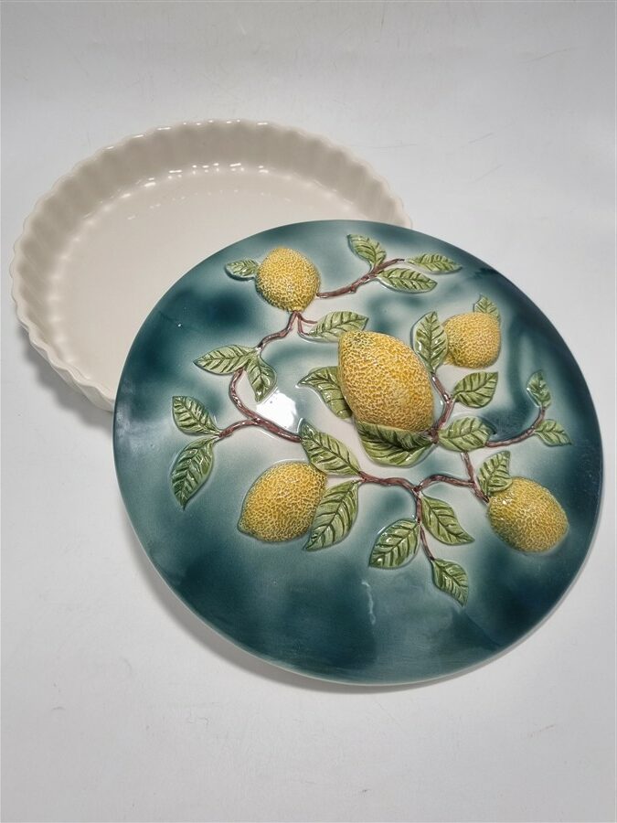 Plat à couvercle vintage en barbotine