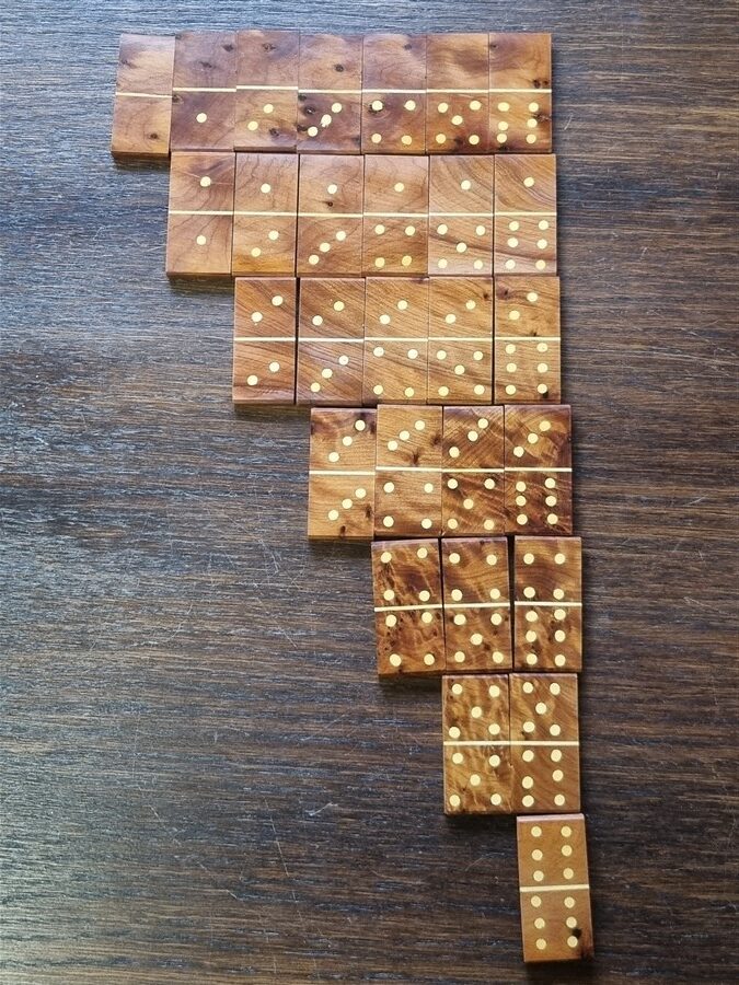 Jeu de dominos en loupe de noyer
