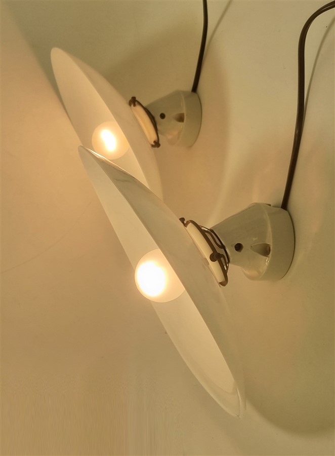 paire d appliques murales en opaline blanche