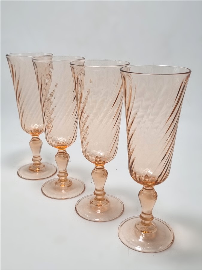 Set de 4 flûtes vintage en verre rose