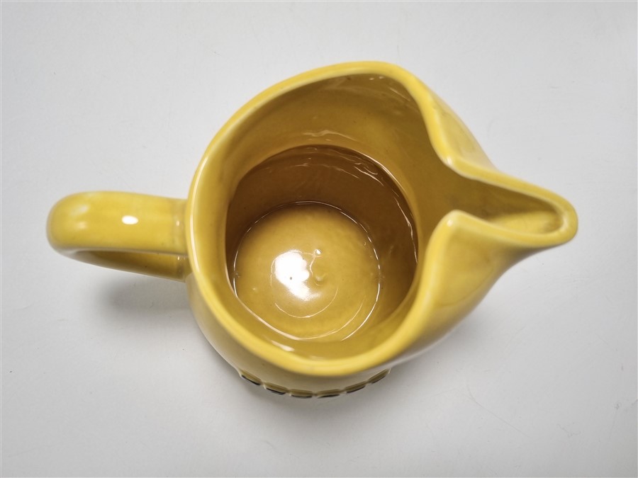 Pichet vintage berger en ceramique jaune