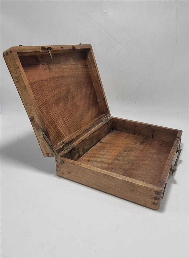 Ancienne valisette de peintre en bois