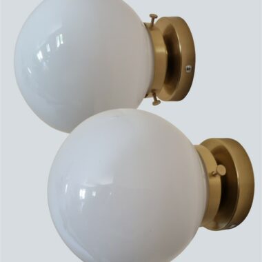 paire d appliques murales globes opaline