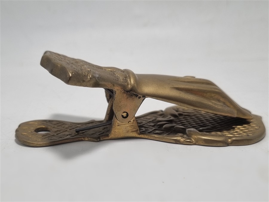 Pince documents en forme de main