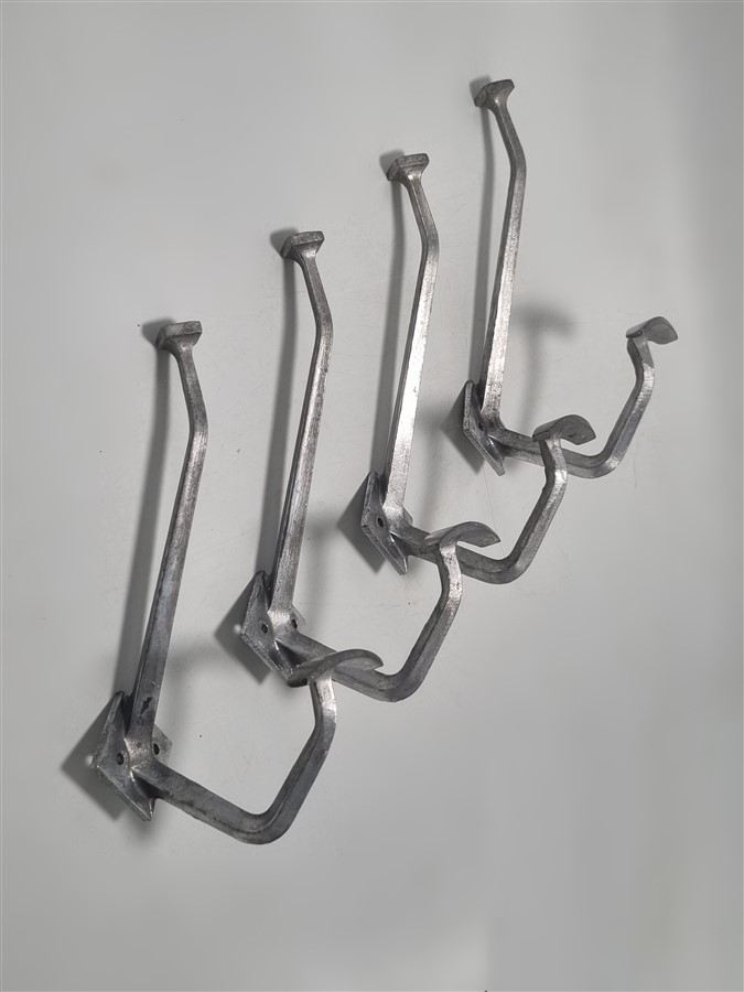 Lot de 4 patères vintage en aluminium