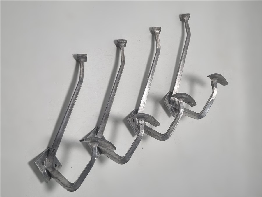 Lot de 4 patères vintage en aluminium