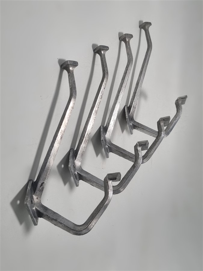 Lot de 4 patères vintage en aluminium