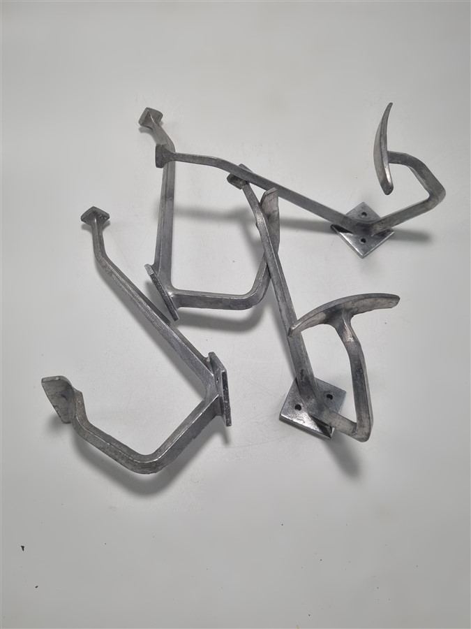 Lot de 4 patères vintage en aluminium