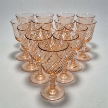 14 verres à digestif en verre rose